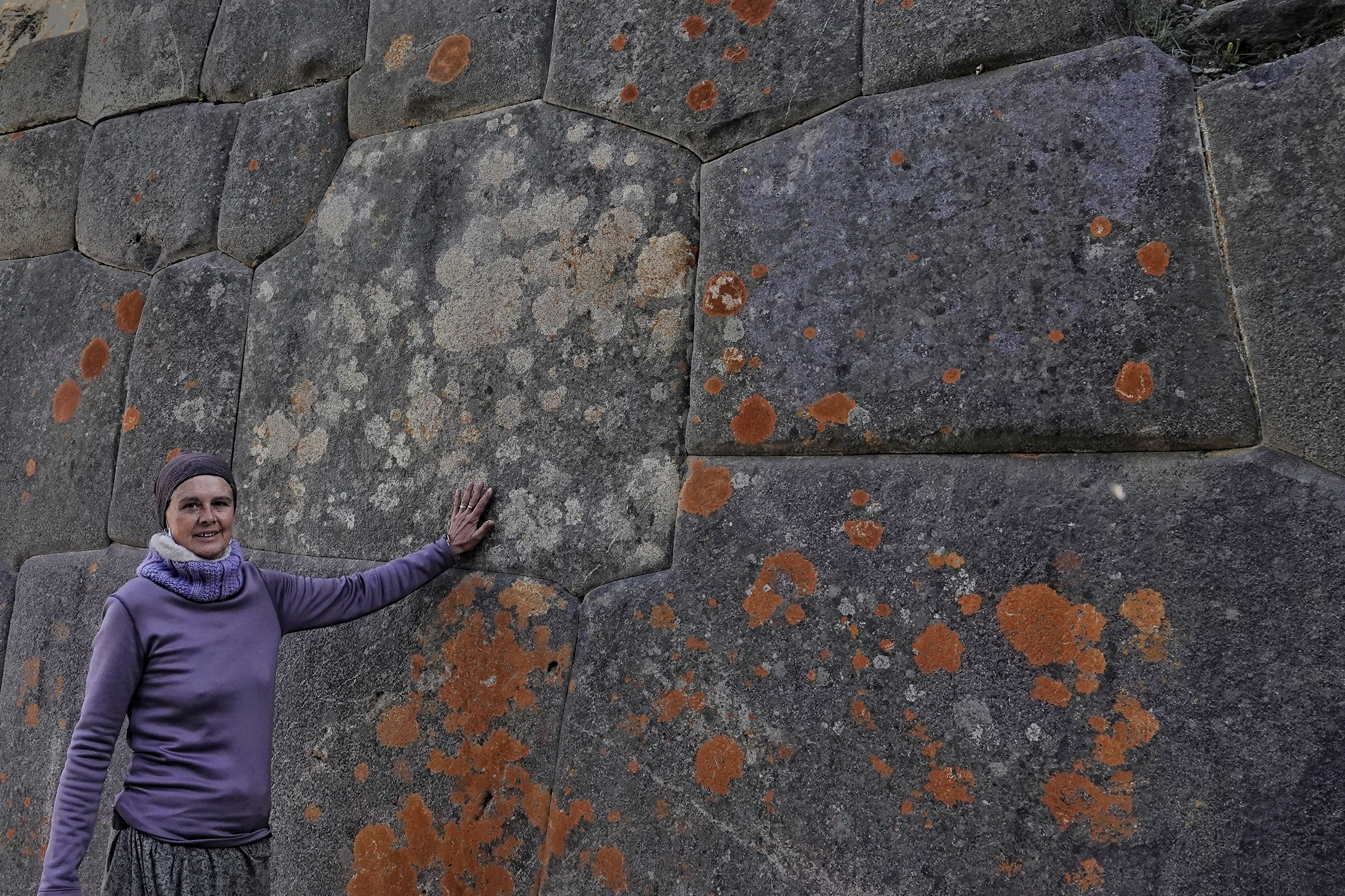 Manu devant un mur inca